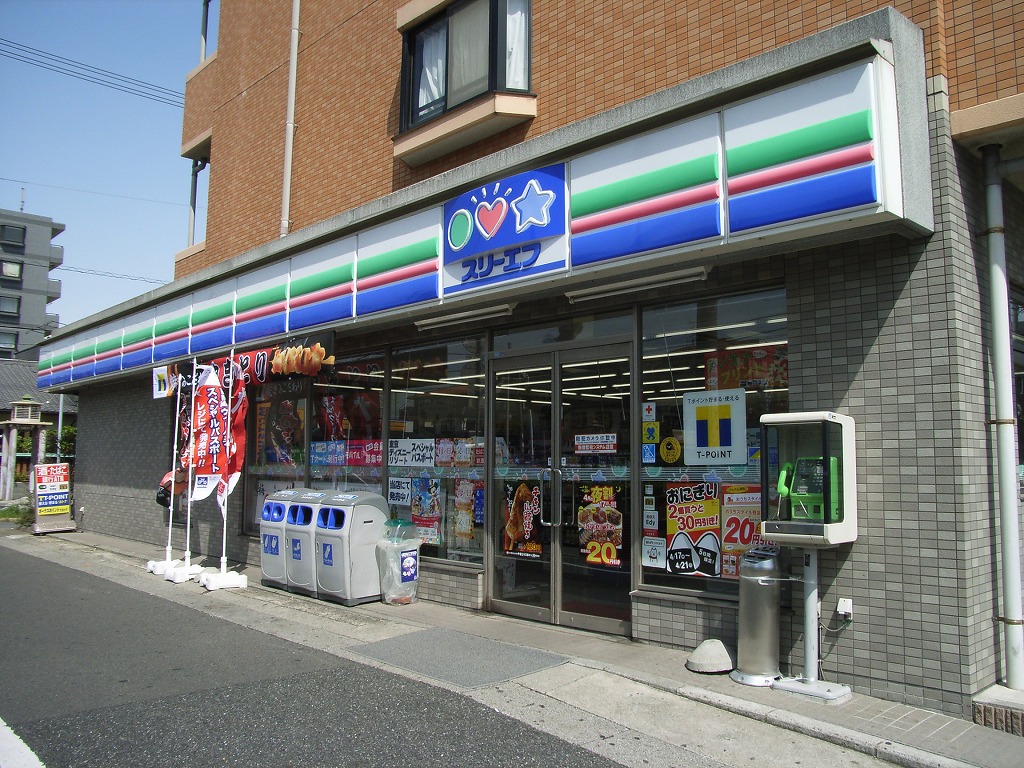 Convenience store. Three F Urayasu Maihama store up (convenience store) 151m
