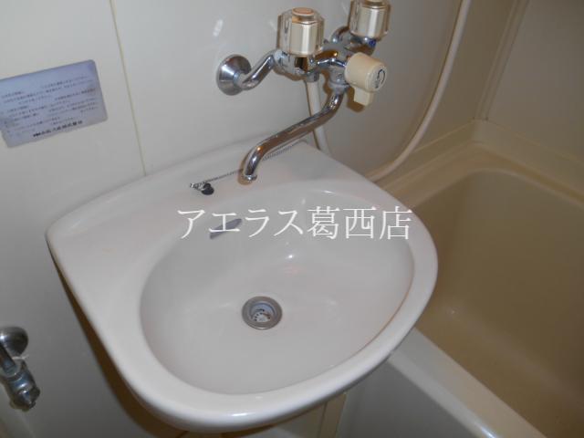 Washroom. Wash basin