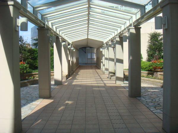 Other common areas. Pedestrian deck that does not wet in the rain. It has a direct link to the second floor entrance from Shin-Urayasu Station.