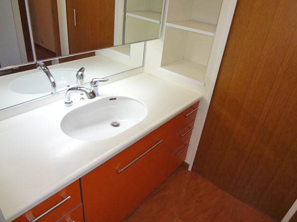 Wash basin, toilet. The back of the three-sided mirror, Since it has become in the housing, Water around will always maintain a clean and cleanliness