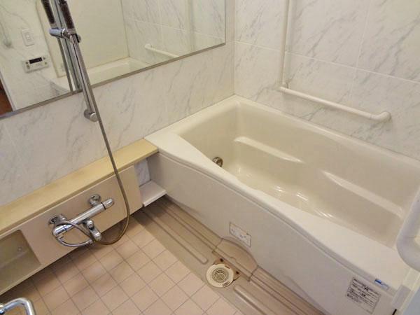 Bathroom. Since it is a low-floor type bus unit, You can bathe safely in the elderly and children.