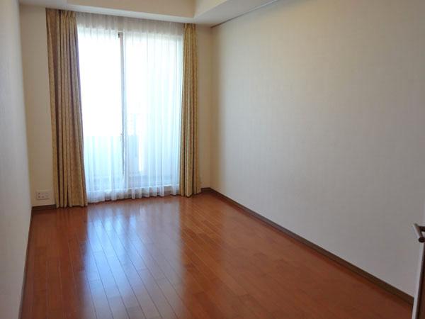 Non-living room. The main bedroom, It is clear some space south of the 8.5 pledge because it is a bright room!