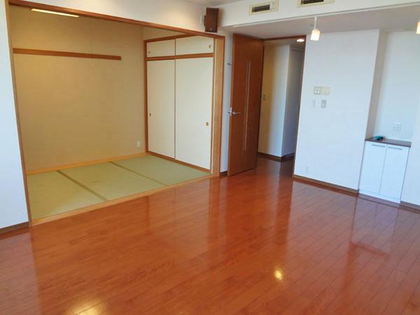 Living. Maintenance has also regularly conducts, I use to clean. There was no particular damage of the room even in the earthquake. Since it is just also good people who on the same floor, I think that your neighborhood association can also peace of mind