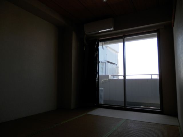 Living and room. Also it comes with air conditioning in the Japanese-style room.