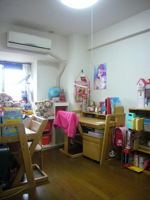 Wash basin, toilet. North is about 5.3 Pledge Western-style. Flooring of the state is also good.