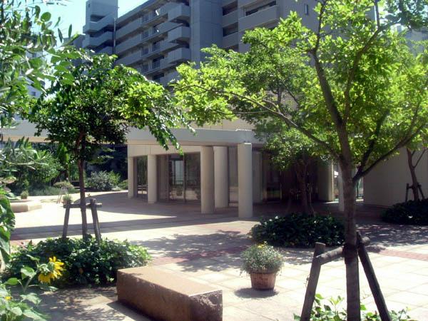 Other common areas. On-site courtyard, Mid-high tree is planted in addition to the flowers, Green is rich.