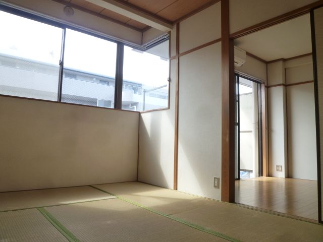 Living and room. Is a Japanese-style room. Good day for the southeast.