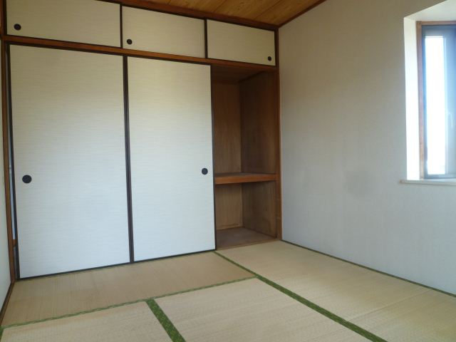 Living and room. Japanese-style room 6 quires. Closet in with bay window has storage capacity.