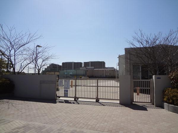 Primary school. Hinodeminami elementary school until the 220m walk about 3 minutes