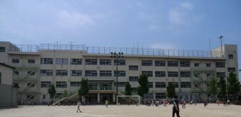 Primary school. 811m until Ichikawa City Arai Elementary School
