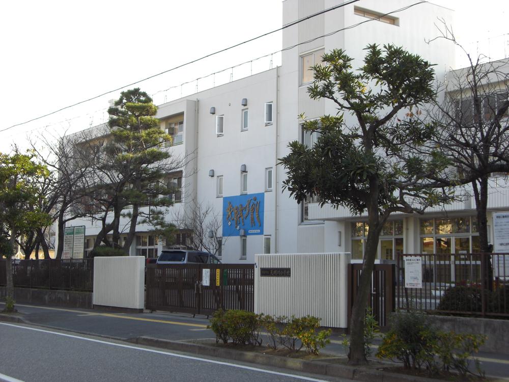 Primary school. 1140m until Mimyo River Elementary School