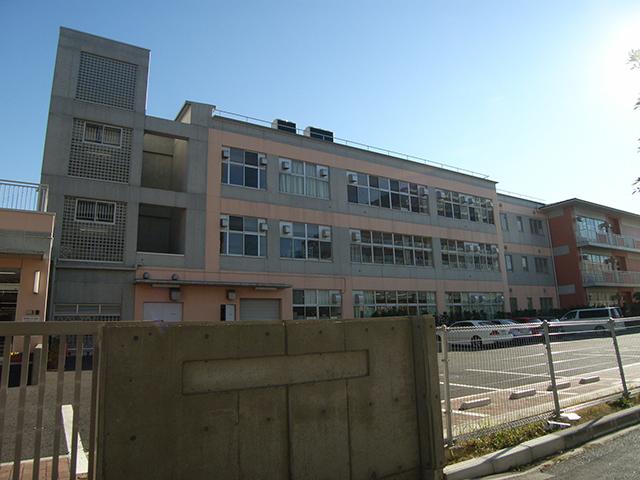 Primary school. Takasukita until elementary school 80m
