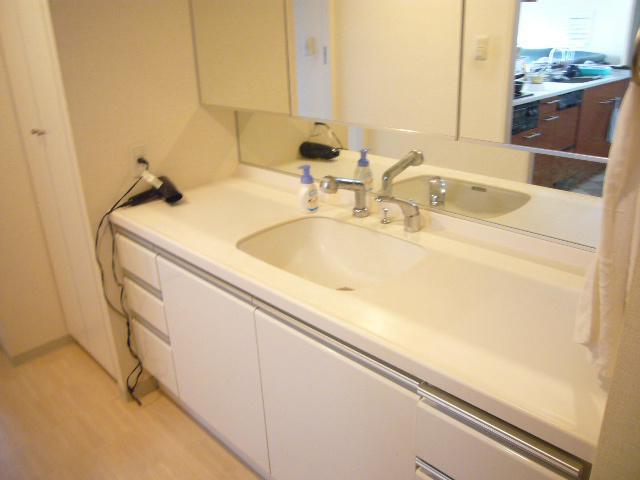 Wash basin, toilet. Bathroom vanity A large mirror and a large basin ball is an easy-to-use.