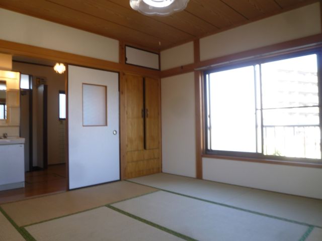 Living and room. Japanese-style room, Ventilation good in two windows