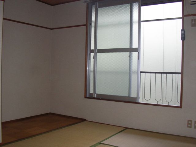 Living and room. Japanese-style room is the alcove with the spread of the room.