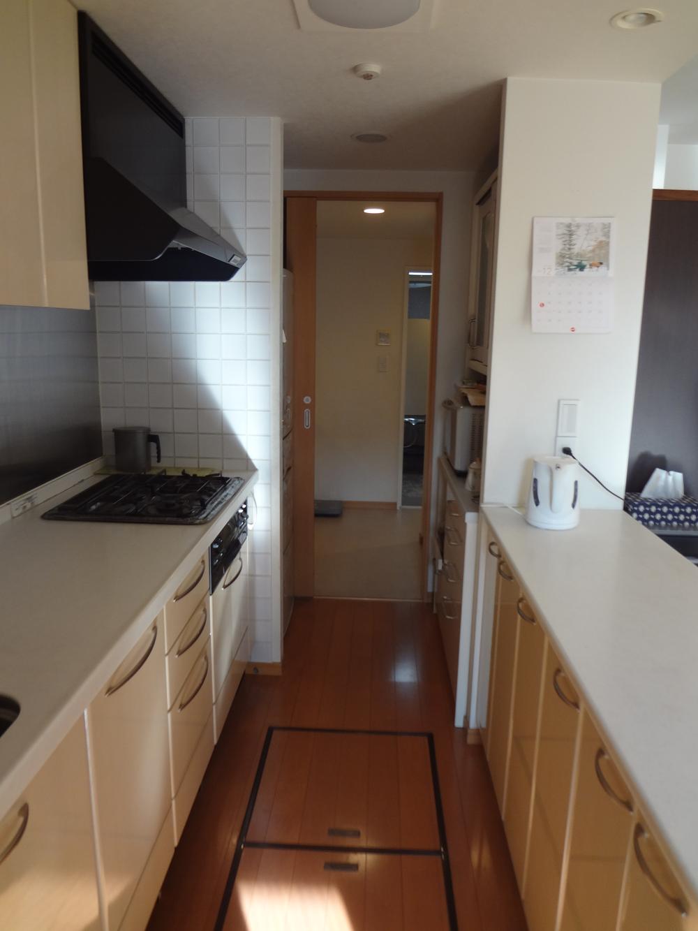 Kitchen. The kitchen is placed on the balcony side, So bright, Ventilation good! It is excellent in housework flow line, 2WAY kitchen. Underfloor Storage There.