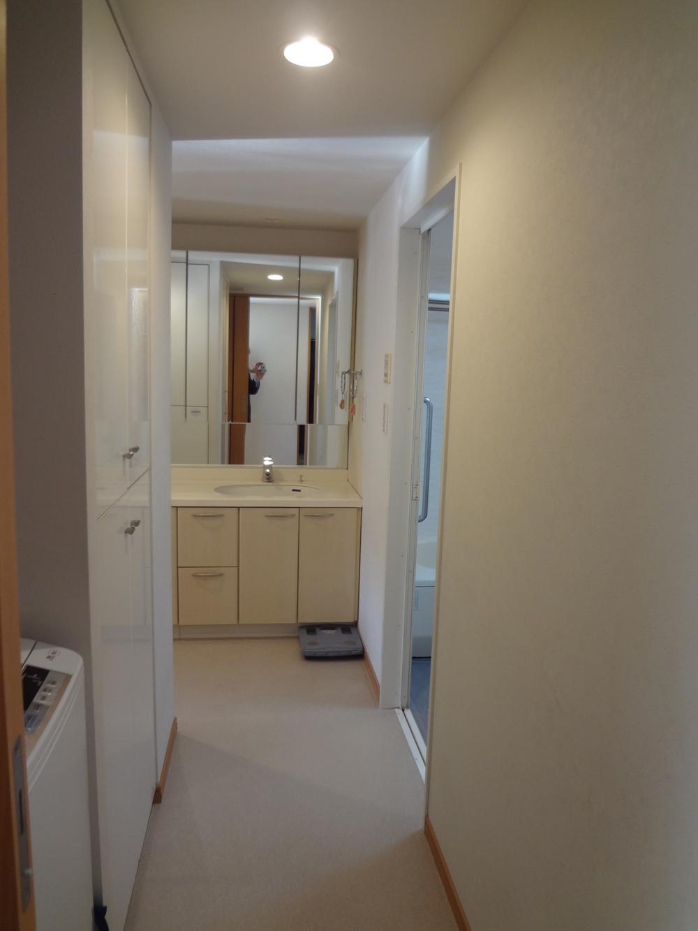 Wash basin, toilet. To wash room, There linen cabinet is two places, Water around is always refreshing clean maintained! This basin double bowl!