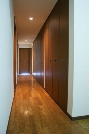 Other introspection. This amount of storage in the entire wall of the corridor is surprise! Contribute to significantly to the reduction of the sound because it is in Kabesakai of the adjacent dwelling unit.