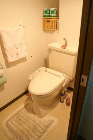 Toilet. Indeed Corporation of apartment! Toilet also feel the breadth and spacious. There is also a shelf for storage.