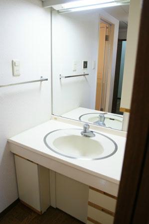 Wash basin, toilet. Washbasin large mirror is impressive. Adopt the top plate of the wide type that put the small items and accessories next to the sink bowl.