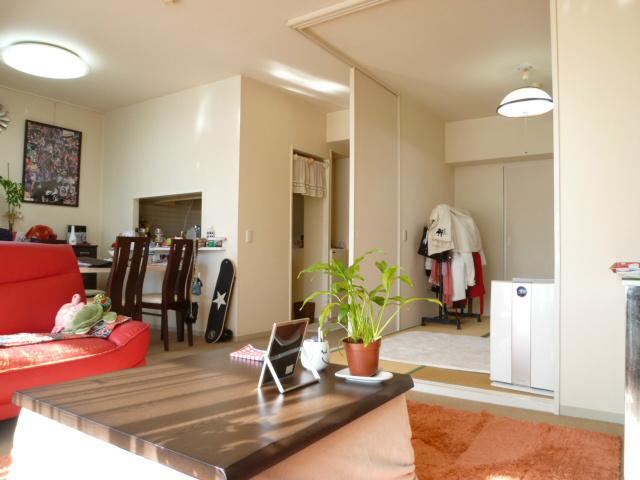 Living. Bright sunshine and then insert in the living room from Haisasshi of due south.