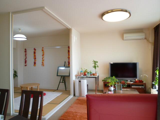 Living. It is born with the open space open the partition of the Japanese-style room leading from the living room.