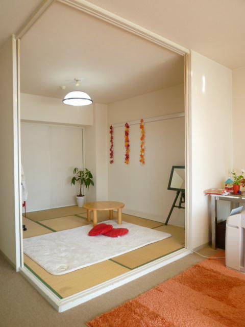 Non-living room. 6 Pledge of Japanese-style of living next to. You can store plenty on one between the content of the closet.