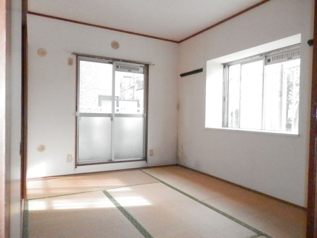 Living and room. 6 Pledge Japanese-style room, There are bay windows per corner room.