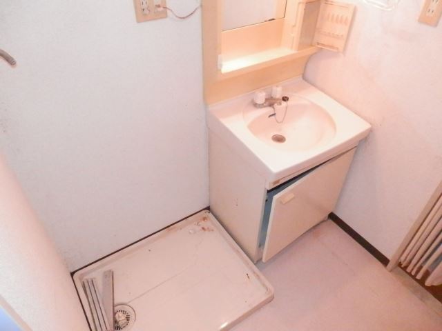 Washroom. Washing machine in the room, Independent, such as wash basin glad equipment number.