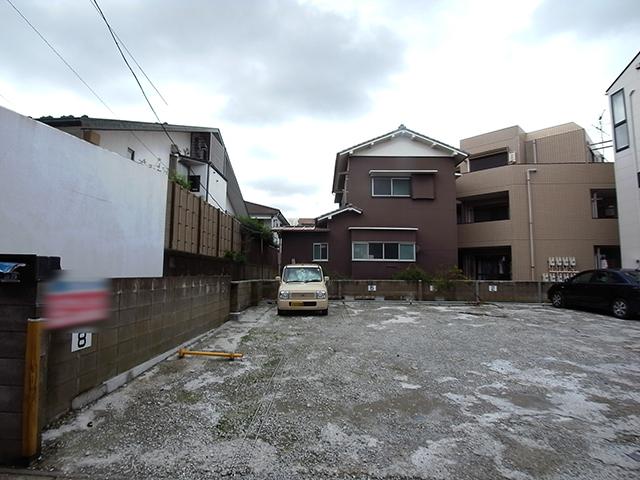 Local appearance photo. It is located in a quiet residential area.