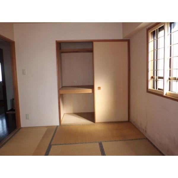 Living. Contains the yang there is a window