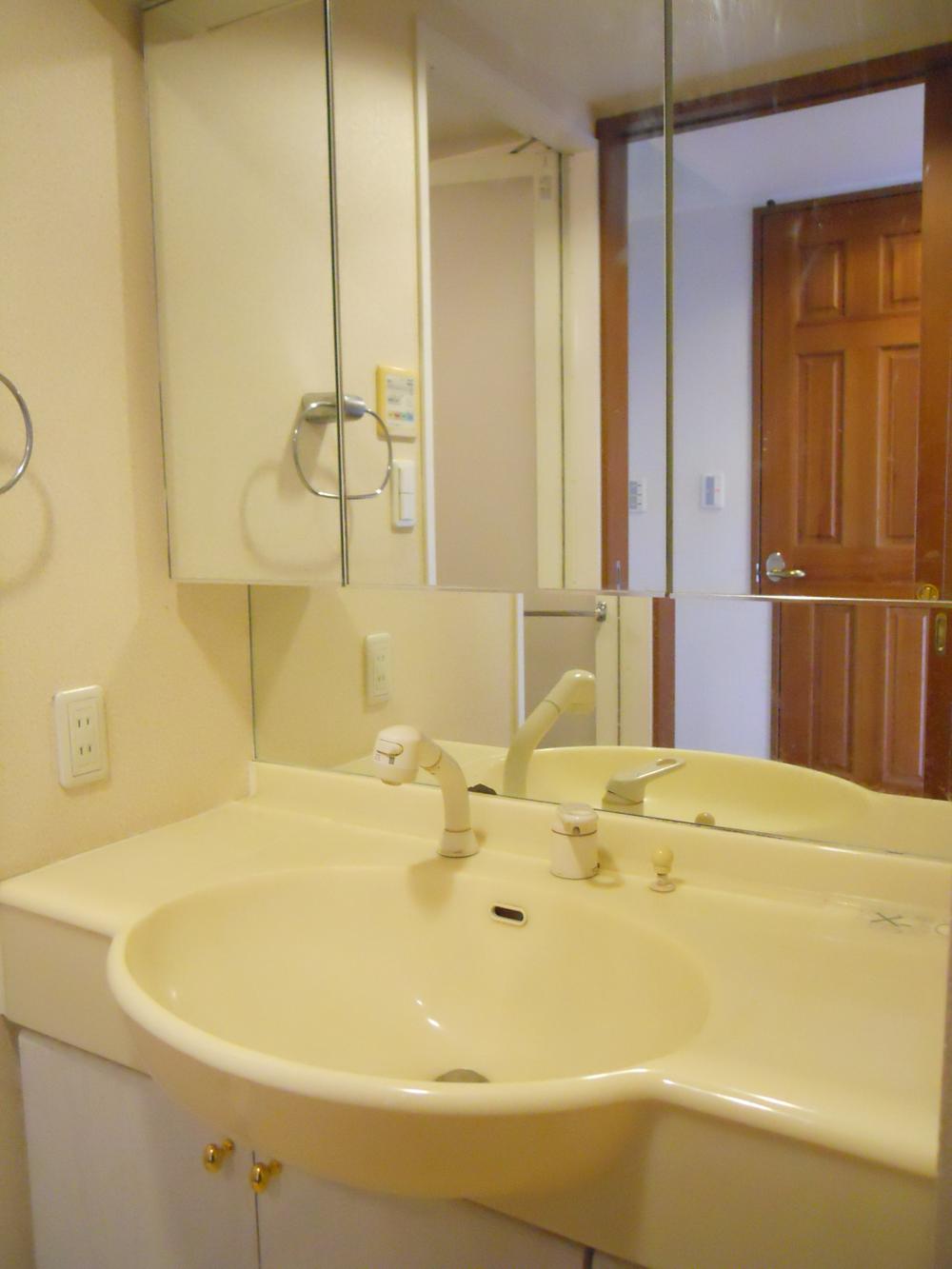 Wash basin, toilet. Wash basin