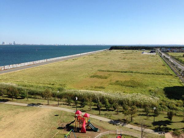 View photos from the dwelling unit. From the balcony, Views of the park and the sea, It is open and luxurious views