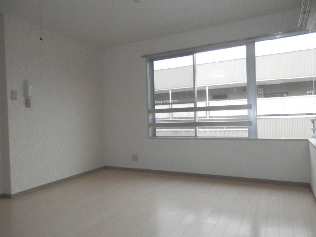 Living and room. Spacious LDK. It is a white flooring.