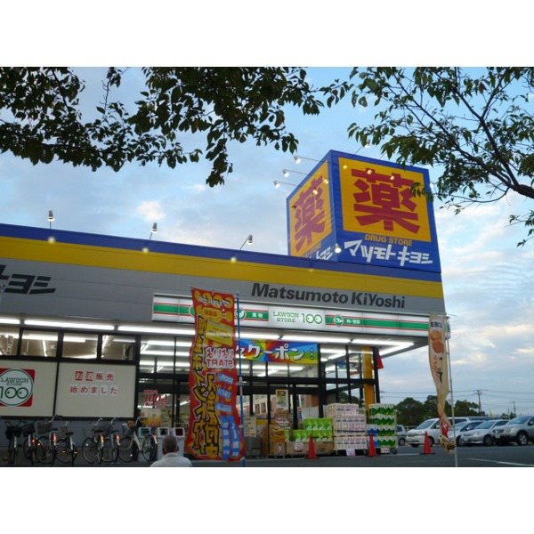 Dorakkusutoa. Tsuruha drag Urayasu Takas shop 531m until (drugstore)