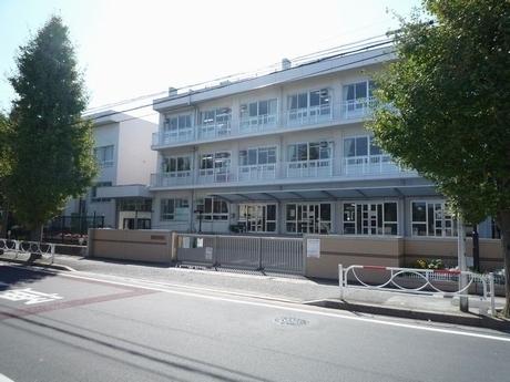 Primary school. 400m to the north elementary school