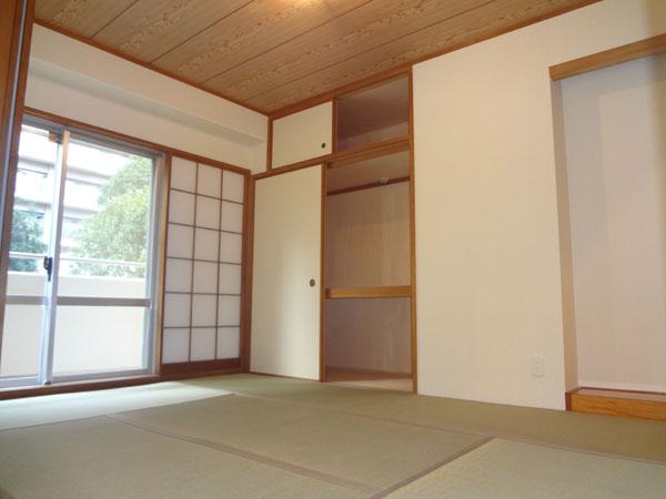 Non-living room. Since it is a corner room, There is a window in this Japanese-style room, In addition very bright room space there is also your stand digging of the first floor unique!