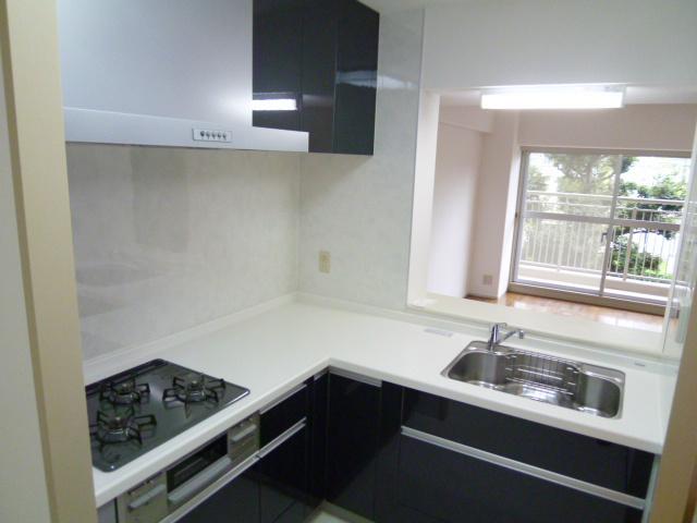 Kitchen. L-shaped kitchen. Remove the hanging cupboard of the counter top, It extends the window.