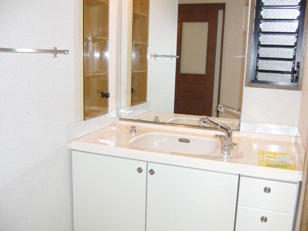 Wash basin, toilet. Washbasin with shower head There is a window, ventilation ・ Lighting good wash room