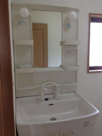 Wash basin, toilet. Indoor (02 May 2013) Shooting