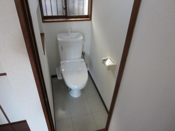 Toilet. The first floor toilet Toilet bowl ・ Has been replaced on the toilet seat both, There was winter, Of course Saya Natsu Wakana warm water washing toilet seat, wallpaper, The floor of the floor is also a re-covering has been a new article
