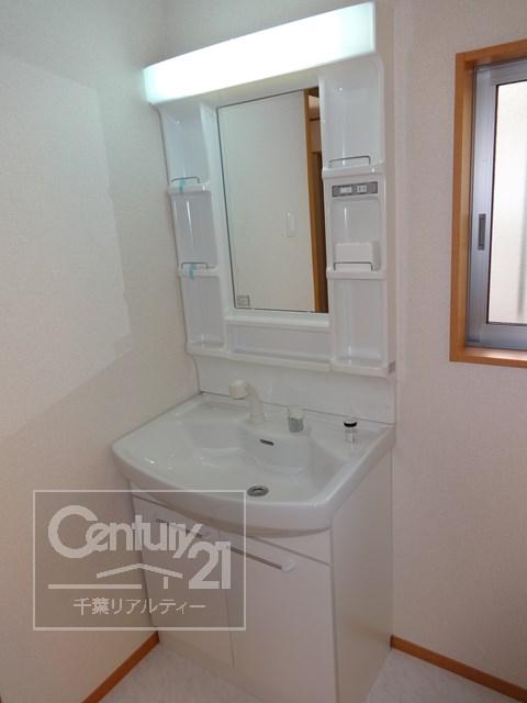 Wash basin, toilet. Building 3 wash room