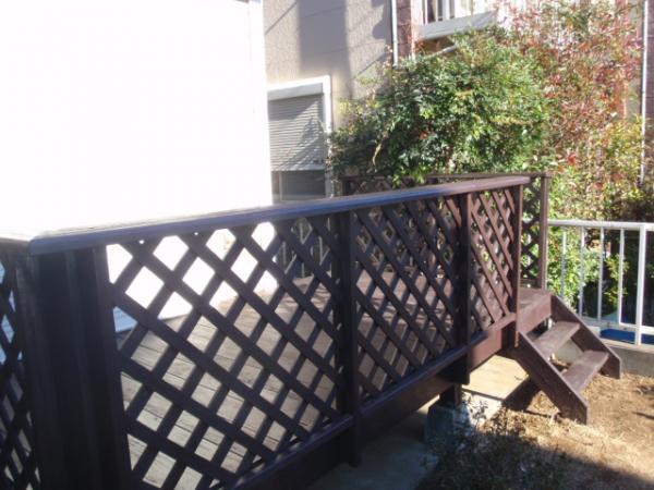 Local appearance photo. There is a large wood deck.  The time of the summer, In barbecue, how is it?