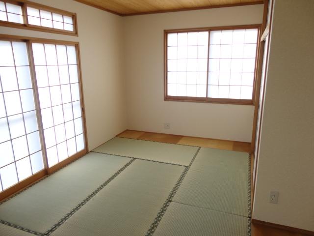 Non-living room. There is one ground floor 6-mat Japanese-style room of. Since the tatami exchange drifts smell of rush Sliding door ・ Sliding door ・ Wallpaper was also re-covering