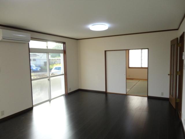 Living. Spacious living room of earlier, It leads to a Japanese-style room.