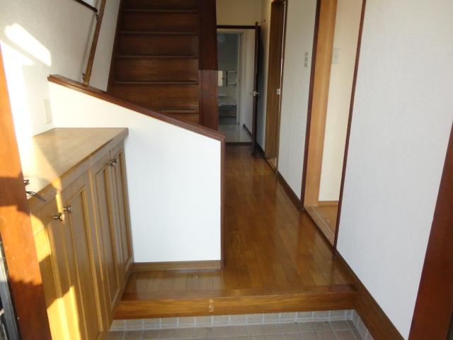 Other introspection. It entered the front door, Corridor and stairs (with handrail).