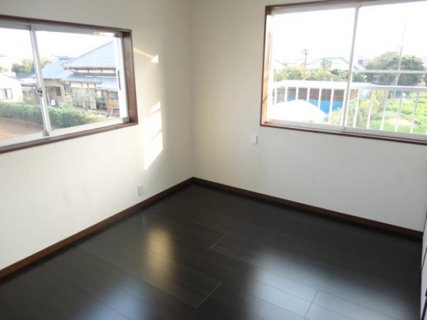 Non-living room. It is a bright room in the east and south of the window