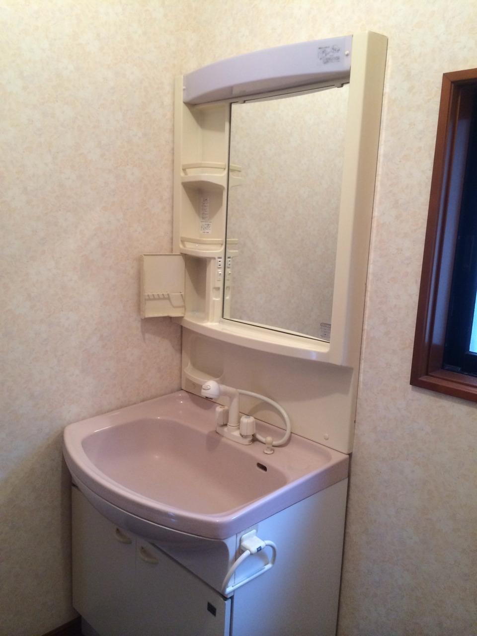 Wash basin, toilet. Indoor (10 May 2013) Shooting
