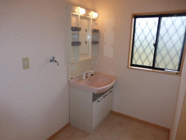 Wash basin, toilet. Local (10 May 2013) Shooting