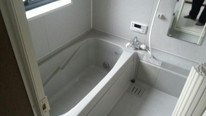 Bathroom. Bathroom with a bright and clean feeling in the large windows have been relaxed in 1 pyeong type!